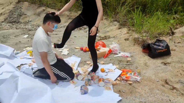 图片[15]-广州小鱼女神户外黑丝高跟踩食物贱狗跪吃，用奴的衣服给主人擦鞋 YC-230611-绳艺资料库